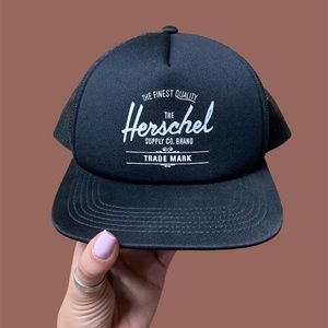 Herschel Supply Co Adult Snapback Blk Trucker Hat Mesh Back Never Worn FlatBill